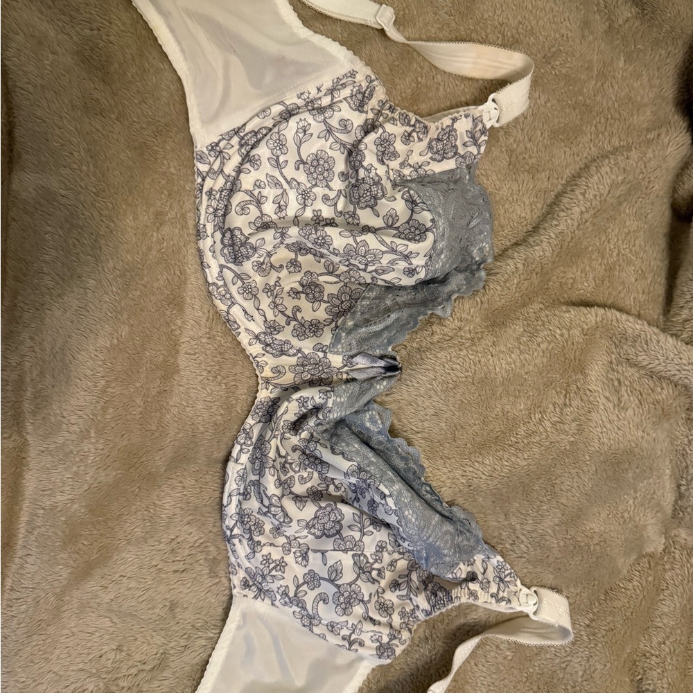 Floral Lace Underwire Bra in White and Light Blue